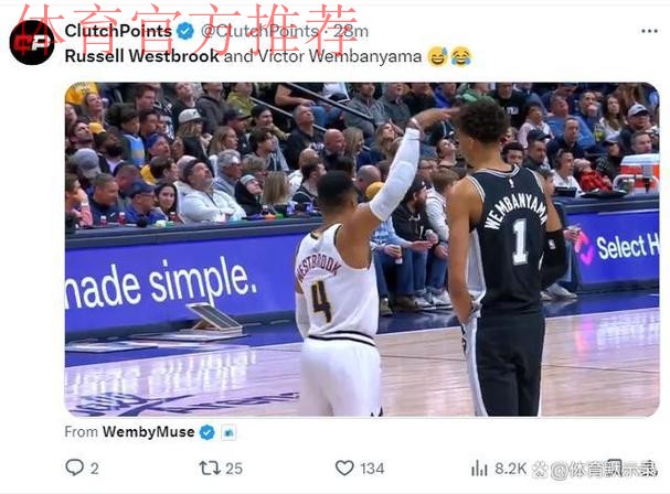 掘金众将在球员通道互相激励，随后约基奇拍着篮球走向球场